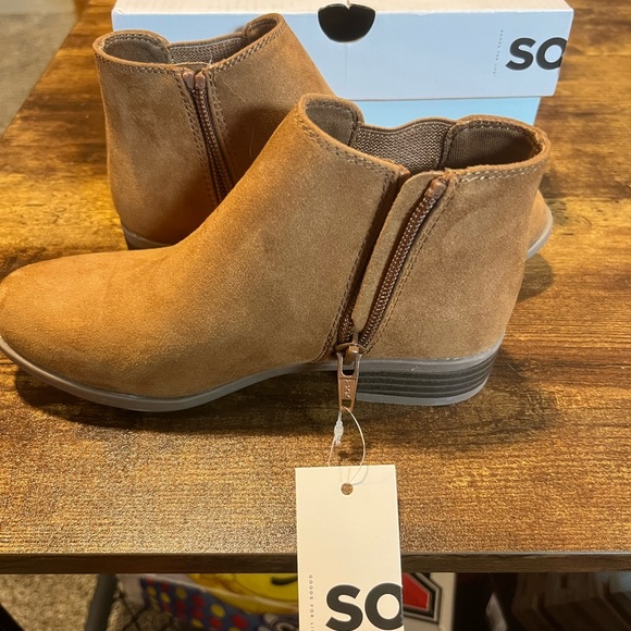 Girls size 13, tan boots - Picture 3 of 3